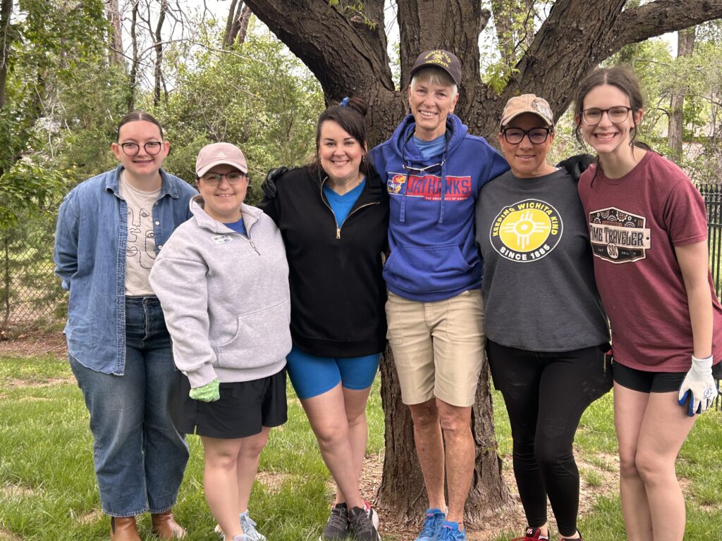 group of 6 volunteers